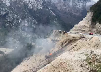 Vdes shoferi, si doli nga rruga kamioni me solar dhe pastaj shpërtheu në flakë pasi kaloi tunelin e Skërficës (VIDEO)