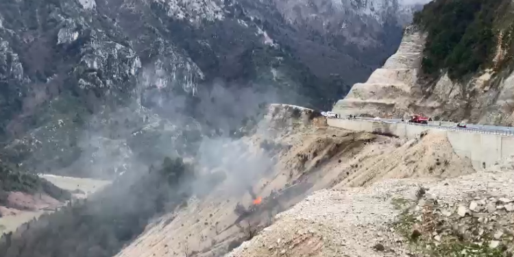 Vdes shoferi, si doli nga rruga kamioni me solar dhe pastaj shpërtheu në flakë pasi kaloi tunelin e Skërficës (VIDEO)