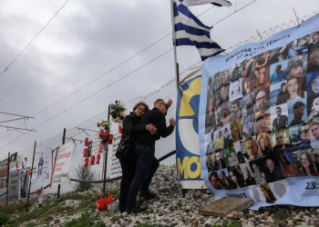 Sot 1 vit nga tragjedia greke, 57 persona humbën jetën nga përplasja e trenave (FOTO)