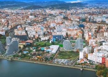 Skema e zhvatjes me mikrokredi, si ia morën qytetarit shtëpinë për 50 mijë lekë të vjetra borxh të pashlyer (VIDEO)