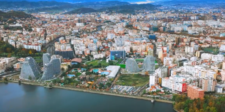 Skema e zhvatjes me mikrokredi, si ia morën qytetarit shtëpinë për 50 mijë lekë të vjetra borxh të pashlyer (VIDEO)