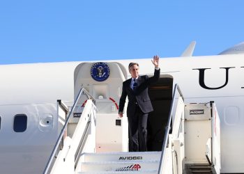 Antony Blinken zbret në Rinas, nis vizita zyrtare e Sekretarit amerikan të Shtetit