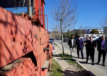 Qeveria i shpall ‘luftë’ pikave të skrapit dhe varrezave të makinave, nis aksioni për zhvendosjen e tyre (VIDEO)