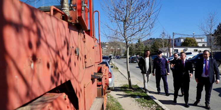 Qeveria i shpall ‘luftë’ pikave të skrapit dhe varrezave të makinave, nis aksioni për zhvendosjen e tyre (VIDEO)
