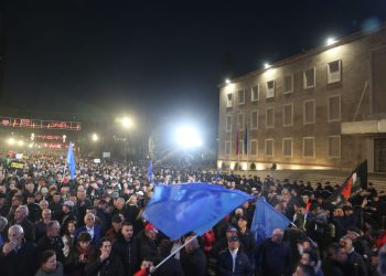 Pamjet me dron, sa njerëz kanë dalë në protestën e opozitës (VIDEO)