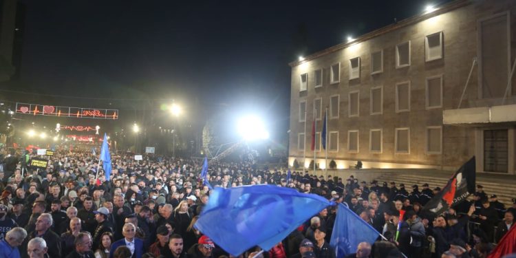 Pamjet me dron, sa njerëz kanë dalë në protestën e opozitës (VIDEO)