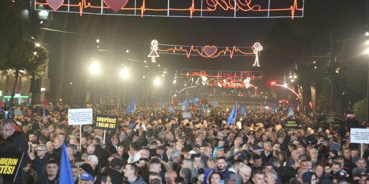 Rama në Turqi, opozita proteston poshtë zyrës së tij (FOTO)