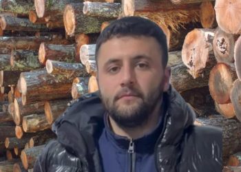 “Ishte bërë i padurueshëm në familje”, ky është djali që ekzekutoi babain: I thashë çohu nga gjumi dhe e qëllova 4 herë