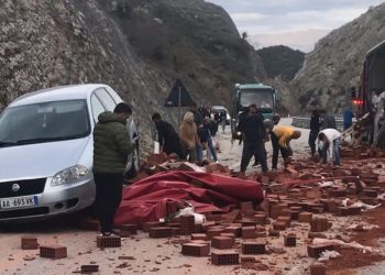Tjetër aksident në rrugën Kardhiq-Delvinë, tullat “fluturojnë” nga kamioni (FOTO)