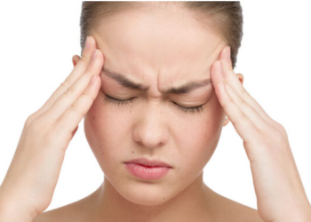 Çfarë e shkakton dhimbjen e kokës në mëngjes?