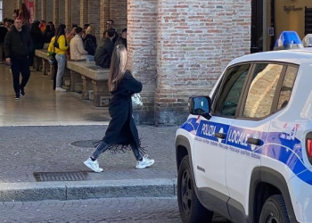 Kërcënoi me thikë motrën dhe tre nipërit e mitur për tu marrë paratë, arrestohet 26 vjeçari shqiptar në Itali