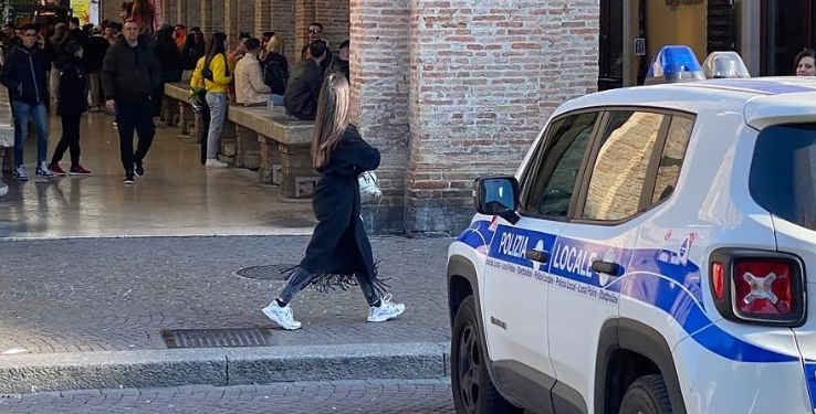 Kërcënoi me thikë motrën dhe tre nipërit e mitur për tu marrë paratë, arrestohet 26 vjeçari shqiptar në Itali