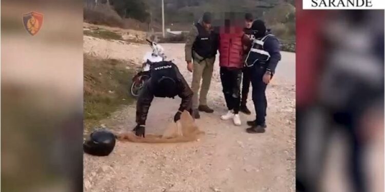 Arrestohen 2 të rinj në Sarandë dhe procedohet 1 tjetër! Sekuestrohet 1 pushkë të cilën 18-vjeçari do ta shiste në qytet