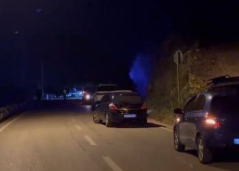 Po shtynin makinën me defekt, 4 persona përplasen nga “Benzi” në Sarandë, vdes adoleshenti