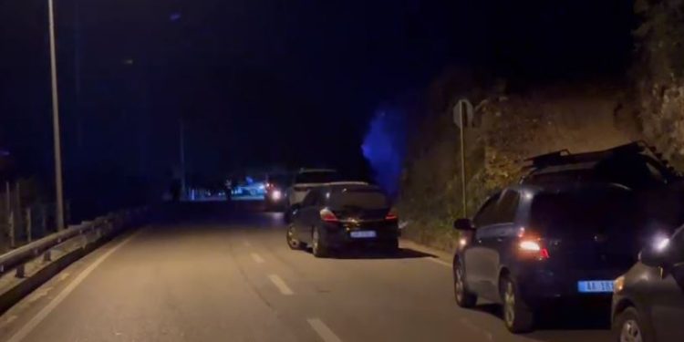 Po shtynin makinën me defekt, 4 persona përplasen nga “Benzi” në Sarandë, vdes adoleshenti