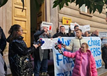 Mbështetësit e Belerit protestojnë te Gjykata Kushtetuese: Himara vendosi, lejojeni të betohet