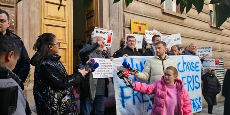 Mbështetësit e Belerit protestojnë te Gjykata Kushtetuese: Himara vendosi, lejojeni të betohet