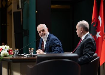 Erdogan: Vendosëm bast dhe unë e mbajta fjalën për ndërtimin e spitalit të Fierit. Batuta e Ramës: Në Turqi janë të ndaluara me ligj