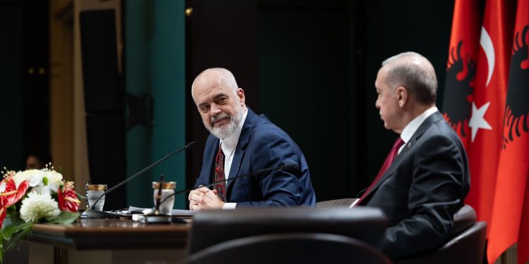 Erdogan: Vendosëm bast dhe unë e mbajta fjalën për ndërtimin e spitalit të Fierit. Batuta e Ramës: Në Turqi janë të ndaluara me ligj