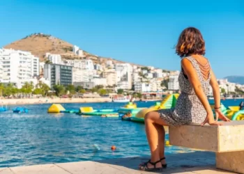 Gjithçka duhet të dini për Sarandën dhe rivierën shqiptare, revista franceze rendit arsyet pse duhet tw vizitoni vendin tonë