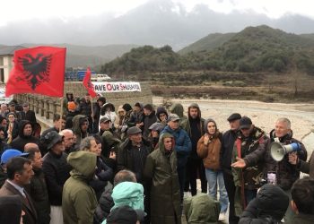 “Larg duart nga Shushica”, banorët e 37 fshatrave kundërshtojnë projektin e ujësjellësit që prek rrjedhën e lumit (VIDEO)