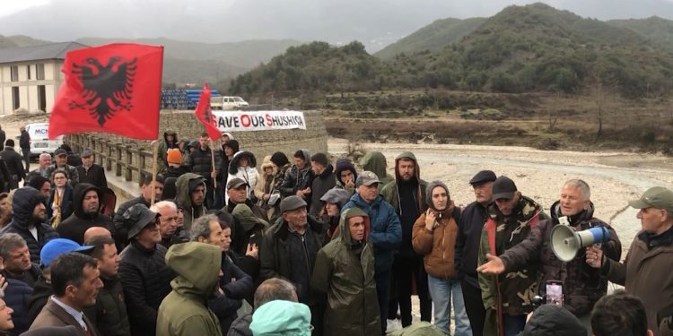 “Larg duart nga Shushica”, banorët e 37 fshatrave kundërshtojnë projektin e ujësjellësit që prek rrjedhën e lumit (VIDEO)