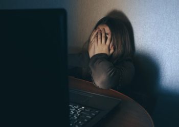 Tronditet gjimnazistja në Greqi, dy shokët e klasës krijojnë foto intime të saj me inteligjencë artificiale dhe e shpërndajnë në internet