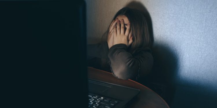 Tronditet gjimnazistja në Greqi, dy shokët e klasës krijojnë foto intime të saj me inteligjencë artificiale dhe e shpërndajnë në internet