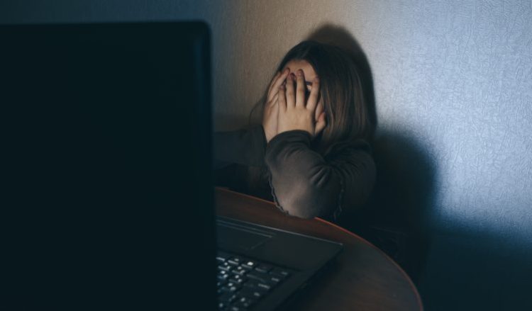 Tronditet gjimnazistja në Greqi, dy shokët e klasës krijojnë foto intime të saj me inteligjencë artificiale dhe e shpërndajnë në internet