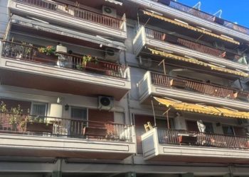 Horror në Selanik, i moshuari vret gruan me thikë dhe tenton t’i japë fund jetës, nipi zbulon krimin e rëndë