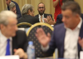 Pasi shkoi te “rrugica e Salës”, Gaz Bardhi rikthehet edhe në selinë e PD, njoftohet mbledhja e grupit parlamentar