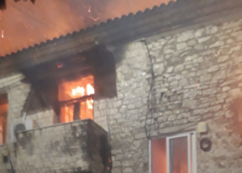 Zjarr në Gjirokastër, digjen plotësisht dy banesa