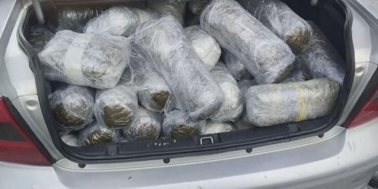 Makina plot me kanabis në Igumenicë, dyshohet se vinte nga Shqipëria