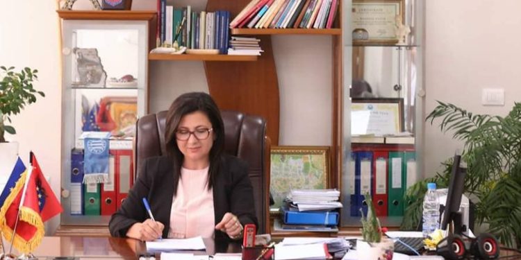 Rrezikon burgun për korrupsion/ Prefektja e Fierit ikën në SHBA