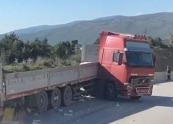 Aksident në Kardhiq-Delvinë, kamionin nuk e mbajnë frenat, del nga rruga