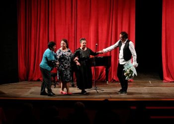 Emocionuese në Gjirokastër, motrat e verbra japin koncert