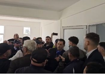 Tensione në Himarë, mbështetësi i Belerit pështyn Vangjel Tavon