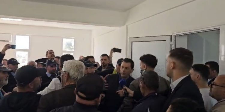 Tensione në Himarë, mbështetësi i Belerit pështyn Vangjel Tavon