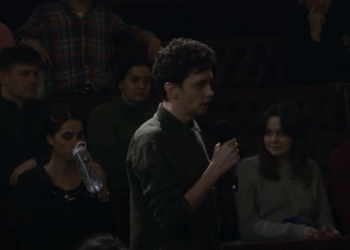 Studenti shqiptar në Britani i numëron krimet në Kosovë ish-ministrit serb (VIDEO)