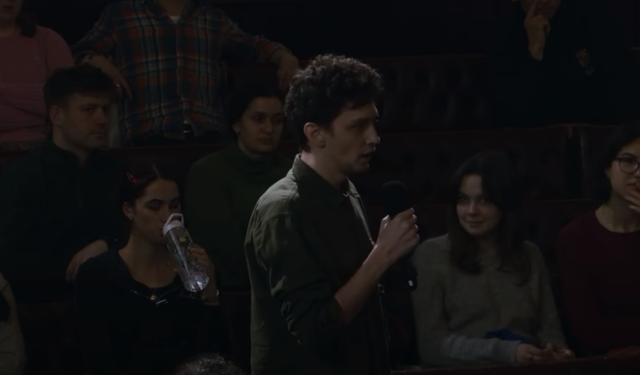 Studenti shqiptar në Britani i numëron krimet në Kosovë ish-ministrit serb (VIDEO)