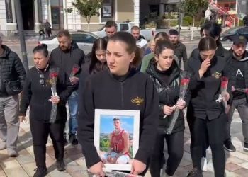 Lule e qirinj në vendin ku u vra Grei, kolegët e punës së tij marshojnë në qytet me foton e 19-vjeçarit