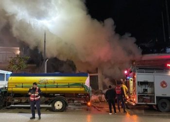 Bie zjarr në një magazinë në Sarandë