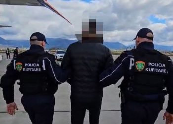 Mbërrin në Shqipëri i ekstraduari i parë nga Dubai (Emri)