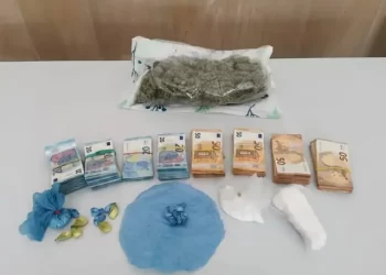 Itali, shqiptarit i gjejnë në banesë gjysmë kilogrami drogë dhe 25 mijë euro