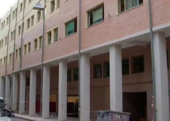 E rëndë në Athinë/ 19-vjeçari plagos me thikë drejtorin e shkollës dhe një nxënës