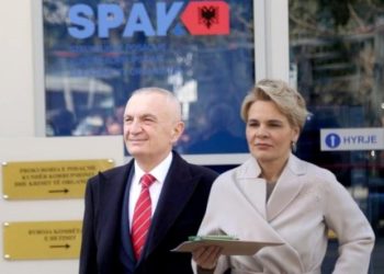 Celulari i Monika Kryemadhit në SPAK/ Meta: Nuk mbaj përgjegjësi për asnjë njeri!