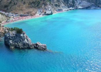 Ky plazh në Sarandë ka ujin më blu në botë, lë pas edhe Greqinë!