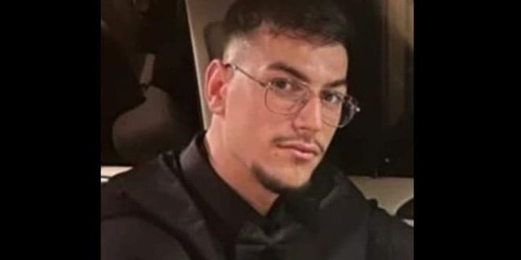 U vra me thikë, shokët e 19-vjeçarit rrëqethin me mesazhin: Lotët për Grein të pashtershëm. Djalë model, paradite në shkollë e pasdite në punë