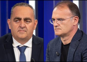 Humori i zi i gazetarit: Belerin e lanë të shkojë te varri i gjyshes, por ishte problem të betohej