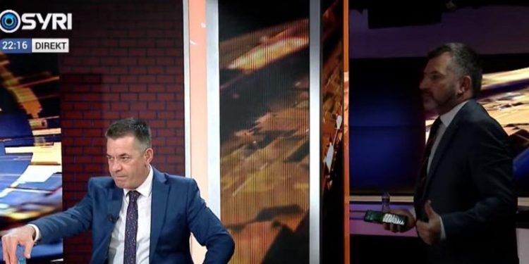 Andi Bushati ikën nga emisioni pas përplasjes me Lorenc Vangjelin: Nuk pranoj të debatoj me idiotë (VIDEO)